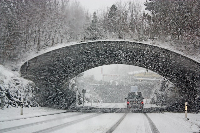 car driving in snowy weather
